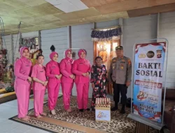 Polsek Loa Kulu Bersama Bhayangkari Gelar Baksos, Salurkan Sembako Untuk Warga Kurang Mampu