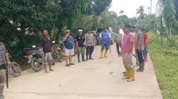 Polsek Muara Kaman Bersama Warga Gelar Gotong Royong di Lapangan Desa Menamang Kanan