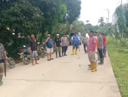 Polsek Muara Kaman Bersama Warga Gelar Gotong Royong di Lapangan Desa Menamang Kanan