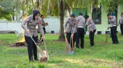 Wujud Hadirnya Polri Ditengah Masyarakat, Satlantas Polres Kukar Laksanakan Jumat Bersih di Tempat Ibadah