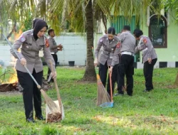 Wujud Hadirnya Polri Ditengah Masyarakat, Satlantas Polres Kukar Laksanakan Jumat Bersih di Tempat Ibadah