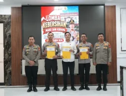 Wakapolres Kukar Berikan Reward Kepada Juara Lomba Kebersihan Mako dan Asrama