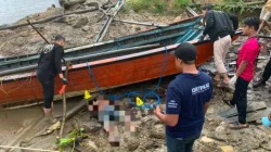 Polres Kukar Gerak Cepat Datangi TKP Penemuan Pria Meninggal di Tepi Sungai Mahakam Kelurahan Mangkurawang