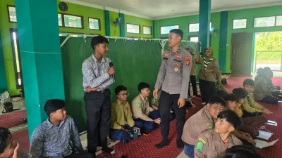 Polisi Sahabat Pelajar, Sat Binmas Polres Kukar Memberikan Himbauan Kepada Siswa SMA Muhammadiyah Tenggarong