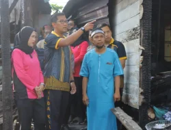 Tinjau Lokasi Kebakaran di Kelurahan Baru, Kapolres Kutai Kartanegara Berikan Bantuan Sembako Kepada Korban
