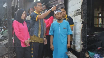 Tinjau Lokasi Kebakaran di Kelurahan Baru, Kapolres Kutai Kartanegara Berikan Bantuan Sembako Kepada Korban