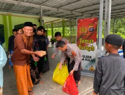 Wujud Kepedulian Sesama, Polsek Loa Kulu Gelar Jumat Berkah di Desa Sumber Sari
