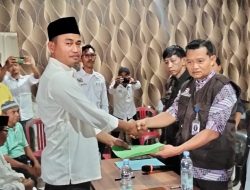 Masa Tumpah Ke Jalan Haji Abdul Rohim (Noing Resmi Daftarkan Diri sebagai Bakal Calon Kepala Desa Karang Haur
