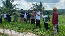 Dukung Ekonomi Maju, Kapolsek Tenggarong Hadiri Kegiatan Panen Buah Semangka dan Melon