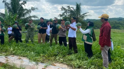 Dukung Ekonomi Maju, Kapolsek Tenggarong Hadiri Kegiatan Panen Buah Semangka dan Melon