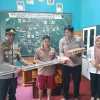 Polsek Muara Kaman Berikan Bantuan Berupa Tongkat dan Sembako kepada Warganya