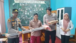 Polsek Muara Kaman Berikan Bantuan Berupa Tongkat dan Sembako kepada Warganya
