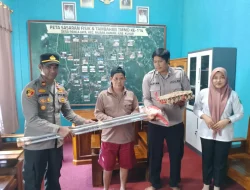 Polsek Muara Kaman Berikan Bantuan Berupa Tongkat dan Sembako kepada Warganya