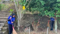 Kepedulian Polri Terhadap Kebersihan Tempat Ibadah, Satpolair Polres Kukar Laksanakan Bersih-Bersih Di Pura Payogan Agung Kutai