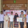 Pastikan Penyaluran BLT DD Berjalan Aman, Bhabinkamtibmas Polsek Kenohan Lakukan Pengamanan Dan Pengawasan