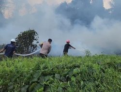 Bahu Membahu Padamkan Api, Polsek Loa Janan Bersama Gabungan Relawan Loa Janan Padamkam Kebakaran Hutan Di Desa Loa Janan Ulu