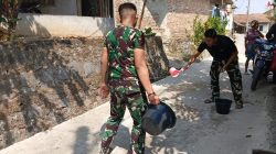 Demi Menjaga Kualitas, Satgas TMMD Ke-129 Rawat Hasil Pengecoran Jalan Lingkungan Sasaran 4
