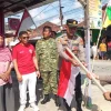 Bentuk kepedulian, Polsek Loa Janan Bersama Unsur Muspika Bagikan Bendera Merah Putih Dalam Rangka HUT RI ke-81