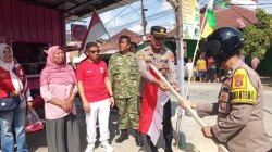 Bentuk kepedulian, Polsek Loa Janan Bersama Unsur Muspika Bagikan Bendera Merah Putih Dalam Rangka HUT RI ke-81