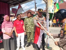 Bentuk kepedulian, Polsek Loa Janan Bersama Unsur Muspika Bagikan Bendera Merah Putih Dalam Rangka HUT RI ke-81