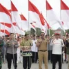 Wakapolres Kukar Hadiri Gerakan Nasional Pembagian Bendera Merah Putih di Tenggarong
