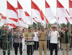 Wakapolres Kukar Hadiri Gerakan Nasional Pembagian Bendera Merah Putih di Tenggarong
