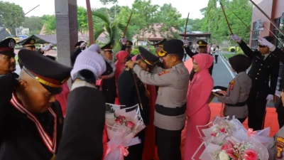 Polres Kukar Gelar Tradisi Wisuda Purna Bakti, Lepas Enam Personel dengan Penuh Kehormatan