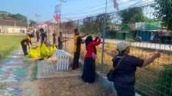 Polsek Loa Kulu Laksanakan Gotong Royong Persiapan Upacara HUT ke-81 Kemerdekaan RI di Loa Kulu