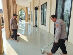Polsek Muara Kaman Laksanakan Program Indonesia Asri, Bersihkan Mako dan Masjid Nurul Iman