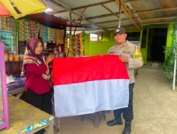 Bhabinkamtibmas Polsek Tenggarong Sambangi Warga, Bagikan Bendera Merah Putih Jelang HUT ke-81 RI