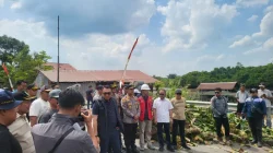 Bupati Kukar Tinjau Jalan Poros Margasari Terdampak Longsor, Polsek Loa Kulu Pastikan Keamanan Pengguna Jalan