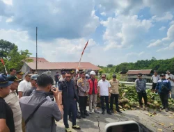 Bupati Kukar Tinjau Jalan Poros Margasari Terdampak Longsor, Polsek Loa Kulu Pastikan Keamanan Pengguna Jalan