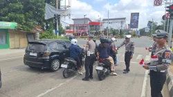 Semarak HUT RI ke-81, Polres Kukar Bagikan Ratusan Bendera Merah Putih kepada Masyarakat
