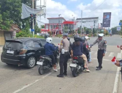 Semarak HUT RI ke-81, Polres Kukar Bagikan Ratusan Bendera Merah Putih kepada Masyarakat