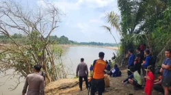 Polsek Kembang Janggut Bersama Tim SAR Evakuasi Korban Tenggelam di Sungai Belayan