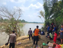 Polsek Kembang Janggut Bersama Tim SAR Evakuasi Korban Tenggelam di Sungai Belayan