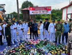 Usai Upacara HUT ke-81 RI, Polsek Tabang Musnahkan Ratusan Botol Miras