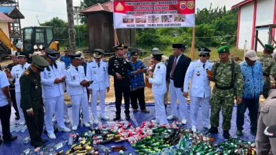 Usai Upacara HUT ke-81 RI, Polsek Tabang Musnahkan Ratusan Botol Miras