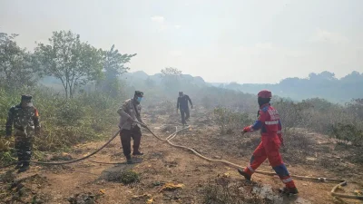 Polsek Samboja Bersama Tim Gabungan Padamkan Karhutla Seluas 7 Hektare di Wonotirto