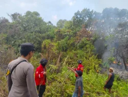 Sinergi Polsek Sebulu dan Koramil Padamkan Karhutla di Eks Tambang Desa Beloro