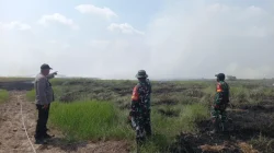 Polsek Muara Kaman Bersama TNI dan Warga Tangani Karhutla di Areal Rawa Desa Sabintulung