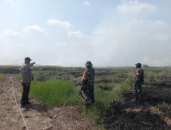 Polsek Muara Kaman Bersama TNI dan Warga Tangani Karhutla di Areal Rawa Desa Sabintulung