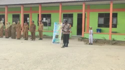 Bhabinkamtibmas Polsek Samboja Jadi Pembina Upacara, Sampaikan Pesan Anti Bullying dan Tertib Berlalu Lintas