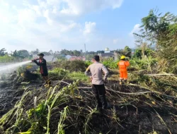 Polsek Tenggarong Bersama BPBD dan Relawan Padamkan Kebakaran Lahan di Kelurahan Melayu
