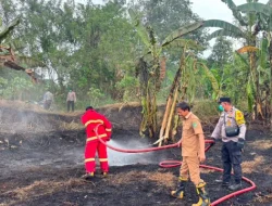 Polsek Sebulu Bersama Damkar dan Warga Sigap Padamkan Karhutla di Desa Sebulu Ilir