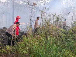 Polsek Samboja Bersama Tim Gabungan Kendalikan Karhutla di Lahan Eks Tambang