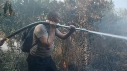 Cegah Api Meluas, Polsek Samboja Bersama Tim Gabungan Tuntaskan Karhutla di Lahan Gambut Sungai Serayu
