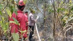Kebakaran Lahan di Rt. 16 Desa Bukit Raya Ditangani Cepat, Polsek Tenggarong Seberang Kerahkan Tim Gabungan