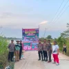 Waspada Jalan Longsor, Polsek Muara Muntai Pasang Spanduk Imbauan di Desa Kayu Batu