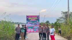 Waspada Jalan Longsor, Polsek Muara Muntai Pasang Spanduk Imbauan di Desa Kayu Batu
